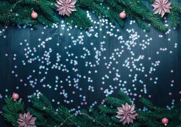 Vánoční dekorace na tmavém dřevěném pozadí, byt ležel — Stock fotografie