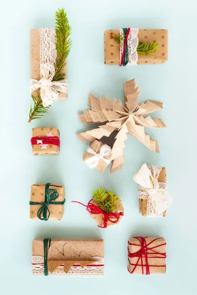 Caixas de presente de Natal e origami composição árvore de Natal em azul claro — Fotografia de Stock