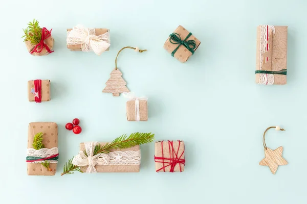 Cajas de regalo de Navidad, origami composición del árbol de Navidad. Diseño de invierno. Vista superior — Foto de Stock