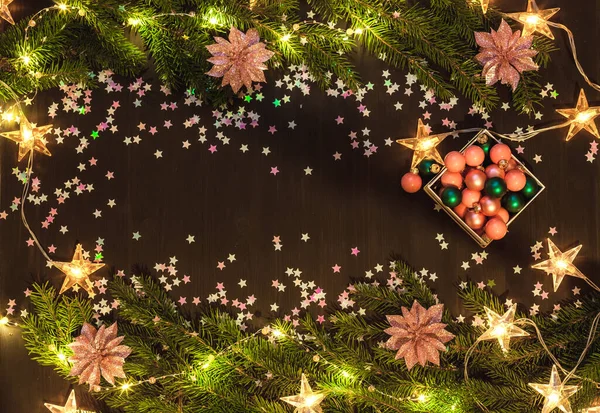 Karácsonyi dekoráció sötét fa háttér, lapos laikus — Stock Fotó