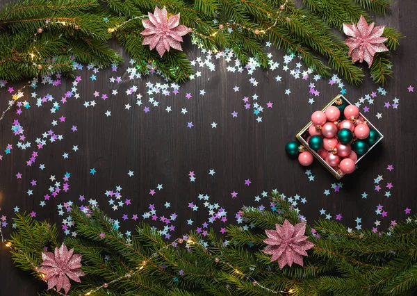 Marco decorativo de ramas de abeto y decoraciones navideñas — Foto de Stock