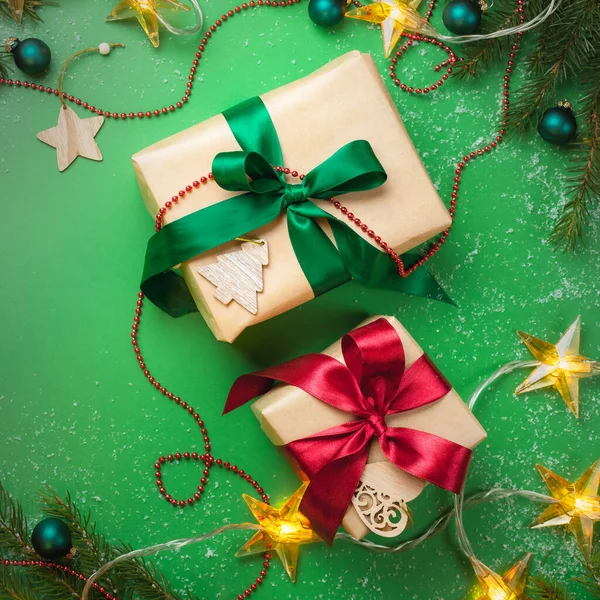 Két karácsonyi ajándék doboz zöld háttér — Stock Fotó