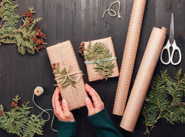 Kadın eli ve hediye kutusu el işi kağıtta.