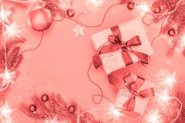 Dua kotak hadiah Natal dengan latar belakang merah muda — Stok Foto