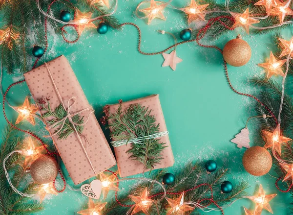 Dos cajas de regalo de Navidad sobre fondo verde — Foto de Stock