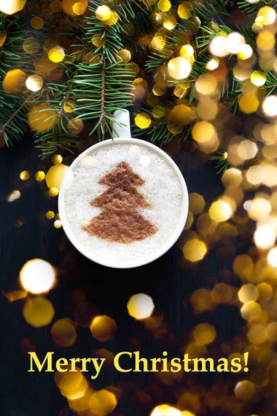Kartu pos Natal. Cangkir cappuccino dengan busa susu di atasnya dengan kekuatan kakao — Stok Foto