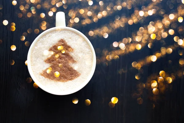 Cartolina di Natale. Tazza di cappuccino con schiuma di latte condita con cacao — Foto Stock