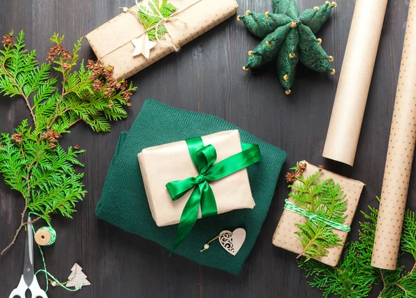 Dos cajas de regalo de Navidad sobre fondo negro — Foto de Stock