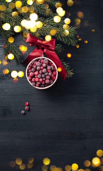 Coppa di mirtilli rossi congelati come bagattella di Natale — Foto Stock