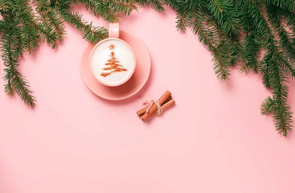 Vista superior de xícara de latte com arte em forma de árvore de Natal — Fotografia de Stock