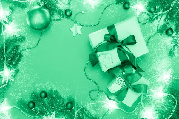 Caja de regalo de Navidad hecha a mano sobre fondo verde, imagen tonificada — Foto de Stock