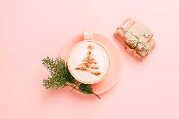 Vista superior de la taza de café con leche con el arte en forma de árbol de Navidad —  Fotos de Stock