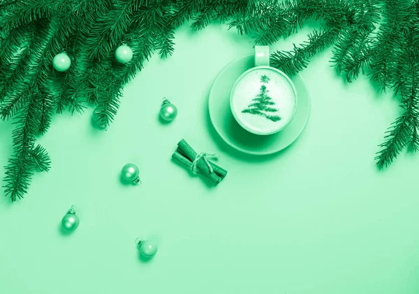 Acostado plano con taza de café con leche y arte en forma de árbol de Navidad — Foto de Stock