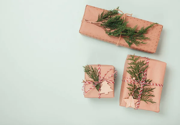 Cajas de regalo de Navidad envueltas en papel artesanal sobre fondo de papel azul — Foto de Stock