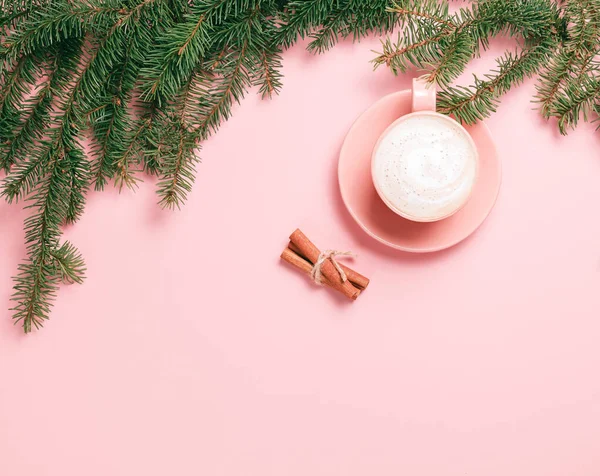 Vista superior de la taza de capuchino sobre fondo rosa — Foto de Stock