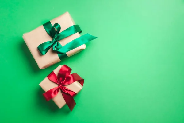 Due scatola regalo di Natale su sfondo verde — Foto Stock