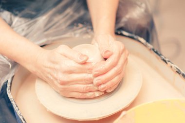 Çömlekçi çarkında seramik bardak oluşturma süreci