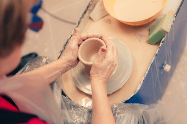 Çömlekçi çarkında seramik bardak oluşturma süreci