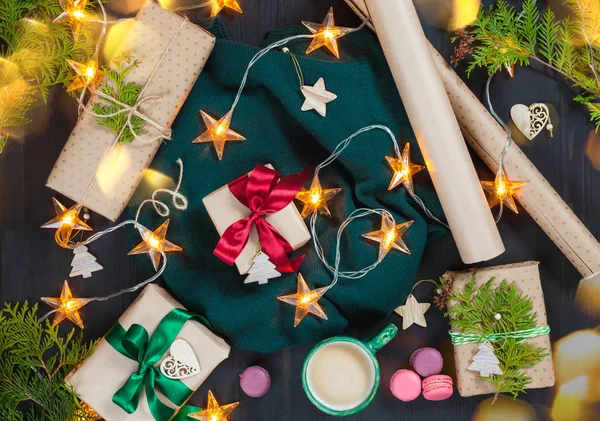 Composición navideña con regalos, luces de guirnalda y decoraciones — Foto de Stock