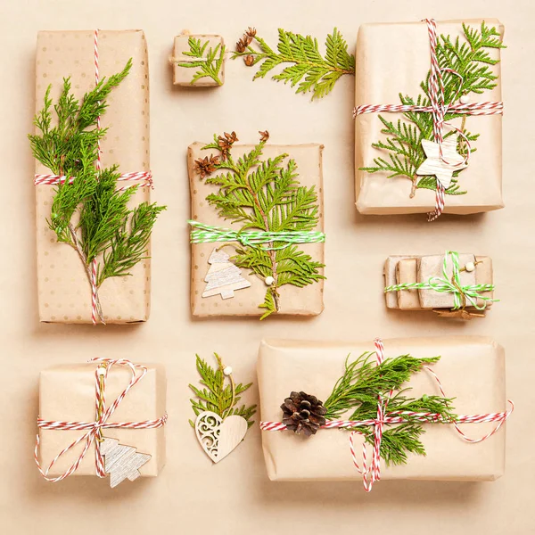 Cajas de regalo de Navidad envueltas en papel artesanal sobre fondo de papel —  Fotos de Stock