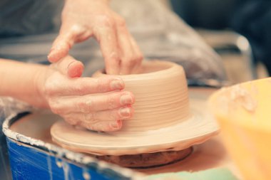 Çömlekçi çarkında seramik bardak oluşturma süreci