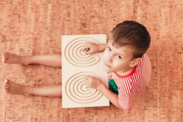Zeminde çift taraflı interhemisferik tahta ile çocuk oyunu — Stok fotoğraf