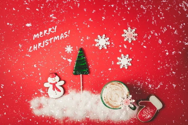 Kartu ucapan Natal di latar belakang merah dengan salju — Stok Foto