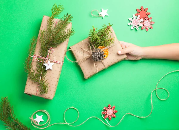 Zéró hulladék karácsonyi ajándékok dobozok zöld háttér — Stock Fotó
