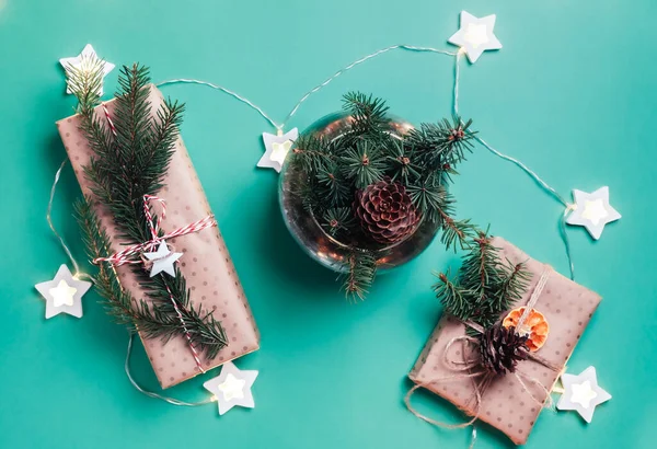 青い紙の背景に素敵なクリスマスの組成 — ストック写真
