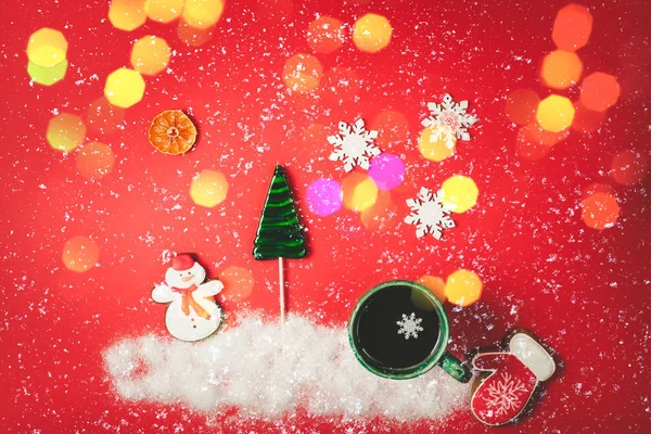 Fondo rojo de Navidad con luces bokeh y nieve . — Foto de Stock