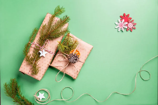 Yeşil arka planda sıfır ziyan Noel hediyesi kutuları — Stok fotoğraf