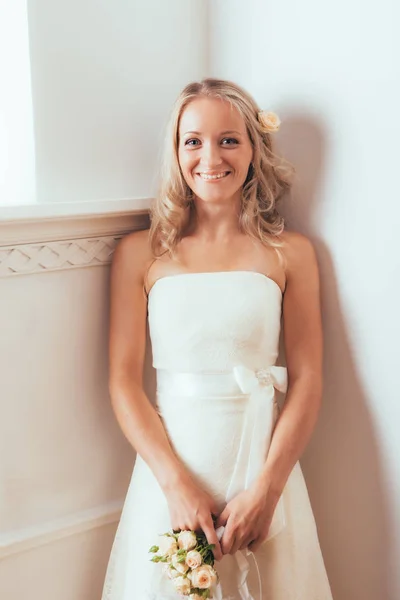 Schöne blonde haarige Frau im weißen Brautkleid — Stockfoto