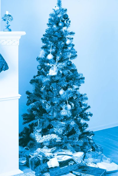 Albero di Natale vicino al camino. Accogliente interno in tinta blu — Foto Stock