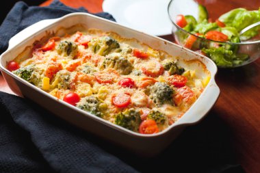 Beyaz seramik kasede lezzetli sebzeler.