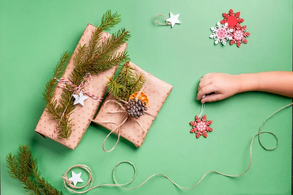 Yeşil arka planda sıfır ziyan Noel hediyesi kutuları — Stok fotoğraf