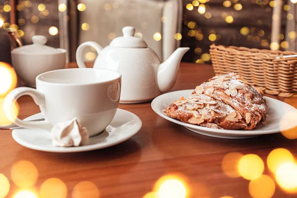 咖啡桌上的白杯、茶壶和羊角面包 — 图库照片