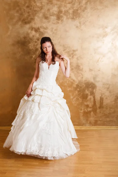 Beautiful dark haired woman in white bridal dress — Stock Photo, Image