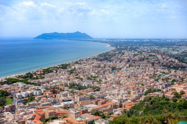 Güneşli bir günde Terracina şehrinin havadan görünüşü. Terracina, İtalya.