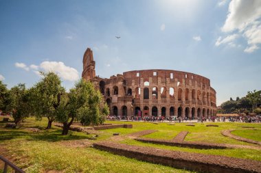 Güneşli bir günde, Roma, İtalya 'da turist kalabalığıyla kolezyum manzarası