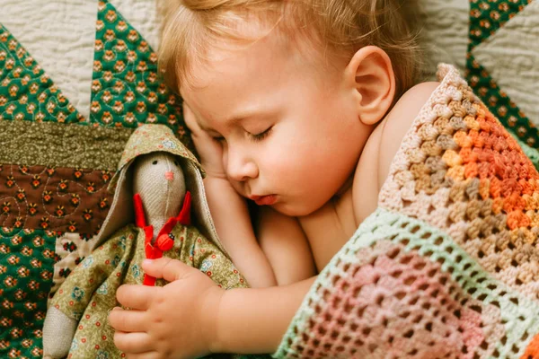 Słodki sen dziecka z zabawką w rękach — Zdjęcie stockowe
