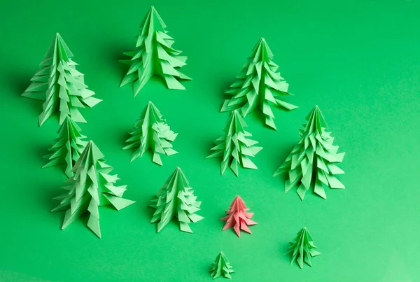 Varios árboles de Navidad de papel hechos con la técnica origami o — Foto de Stock