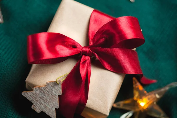 Presente de Natal boxe envolto em papel ofício com fita vermelha — Fotografia de Stock