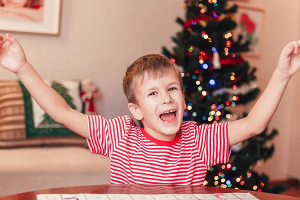 Gry szczęśliwe dziecko cieszy się zwycięstwem w planszy gry Zdjęcia Stockowe bez tantiem
