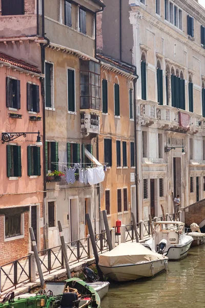 Venedig, Italien - 15. Juni 2016 Typische venezianische Gebäude am Wasser entlang des venezianischen Kanals — Stockfoto