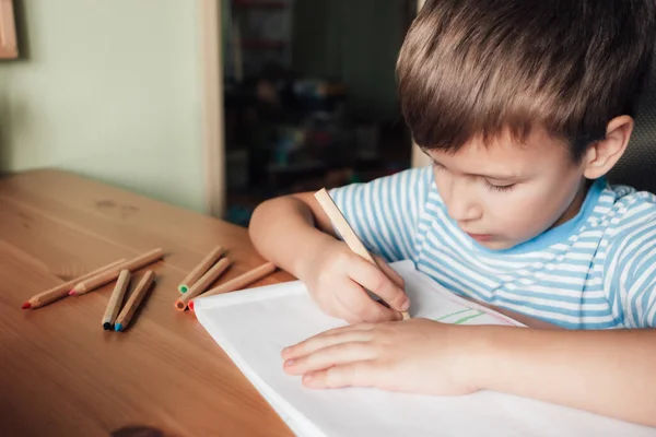 Anak manis duduk di meja dan menggambar album dengan pensil berwarna — Stok Foto