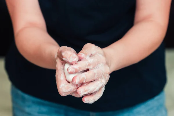 Vista frontal en las manos de las mujeres con espuma de jabón — Foto de Stock