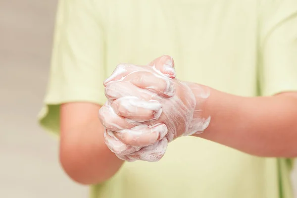 Małe dziecko myje ręce mydłem, zbliżenie — Zdjęcie stockowe