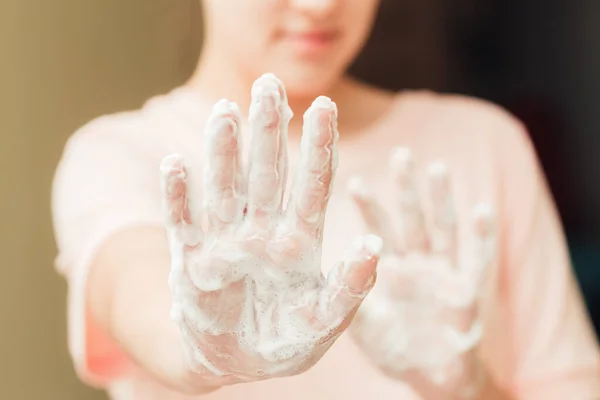 Vista frontal en las manos de las mujeres con espuma de jabón — Foto de Stock