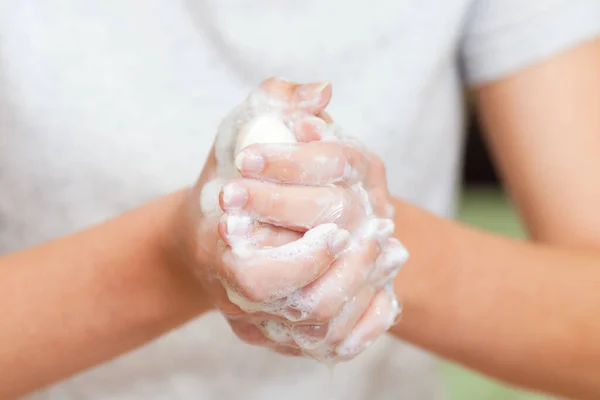 Chica lavándose las manos frotando jabón — Foto de Stock