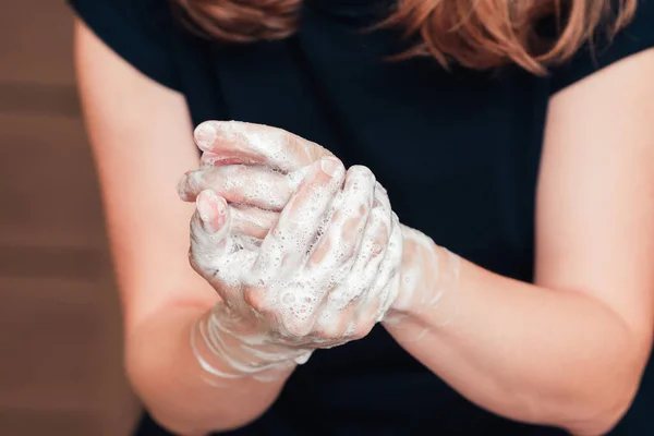 Vista frontal em mãos de mulheres com espuma de sabão — Fotografia de Stock